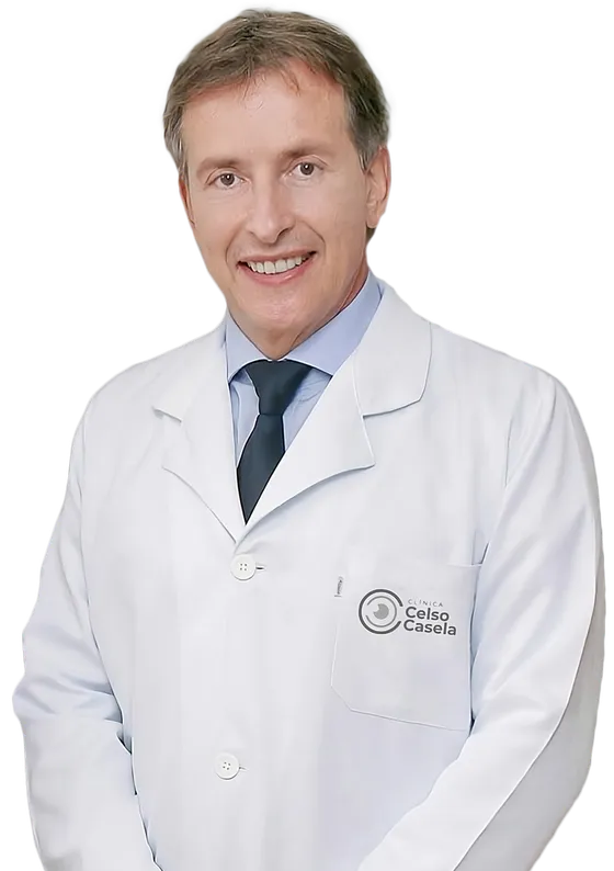 Dr. Celso Casela Junior, oftalmologista em Campo Mourão, de jaleco com o logo da clínica